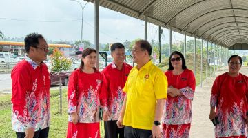 Pang diiringi guru-guru semasa meninjau projek laluan pejalan kaki berbumbung SMK Bandar yang telah siap dibina.