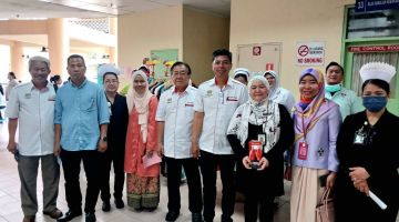 (Dari tiga kanan) Dr Suzalinna, Kong dan Ngo bersama Ahli Lembaga Pelawat Hospital Bintulu dan kakitangan hospital merakam gambar pada acara tersebut pada Rabu.