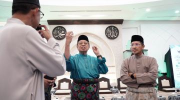 Abang Johari (tengah) bercakap dengan Menteri Pelancongan, Industri Kreatif dan Seni Persembahan Dato Sri Abdul Karim Rahman Hamzah (kiri) and Yang Dipertua Majlis Islam Sarawak (MIS) Datu Misnu Taha (kanan). – Gambar UKAS