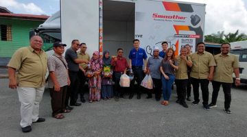 Saiful Arini dan Kenn Tan bersama-sama kakitangan RTM Miri menyampaikan sumbangan kepada salah seorang penerima di Kampung Kawang Bekenu pada Rabu.