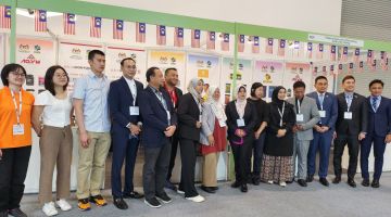 Rombongan FAMA dan lima syarikat dari Malaysia bergambar beramai-ramai pada IFE di Excel London.