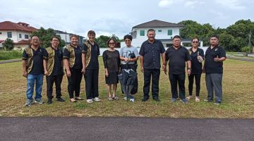 Ting (enam kiri) bersama ahli JKKK TAZA dan Persatuan TAZA ketika melawat taman awam di kawasan perumahan Lorong TAZA 50.