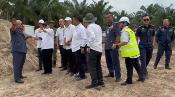 Uggah (depan enam kiri) bersama wakil-wakil agensi kerajaan ketika melawat lokasi kebakaran tanah gambut di Kuala Baram, pada Khamis. – Gambar UKAS