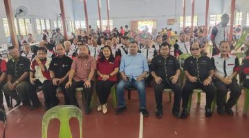 Gira (tengah) merakamkan gambar bersama-sama para hadirin yang hadir dalam program berkenaan pada Khamis.