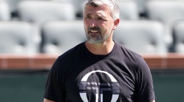 Ivanisevic memantau sesi latihan Djokovic sebagai persiapan untuk Kejohanan Indian Wells di California. — Gambar AFP