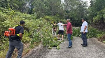 TINJAU: Chew (dua kanan) ketika meninjau kerja-kerja membersihkan kawasan tanah perkuburan itu.