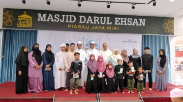 (Dari enam kanan) Yii, Dr Abdul Rahman, Sharbini bergambar bersama penerima sumbangan pada majlis berbuka puasa Sarawak Energy di Masjid Darul Ehsan, Piasau di Miri pada Khamis.