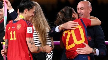 Gambar fail bertarikh 20 Ogos 2023 ini menunjukkan Rubiales memeluk Hermoso semasa sesi penyampaian pingat selepas tamat aksi final Piala Dunia Wanita di Stadium Australia di Sydney. — Gambar AFP