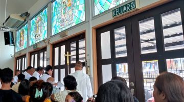 Upacara sembahyang 'Stations Of The Cross and Litany' dijalankan sempena Jumaat Agung di Gereja Anglikan St John di Sibu, hari ini.