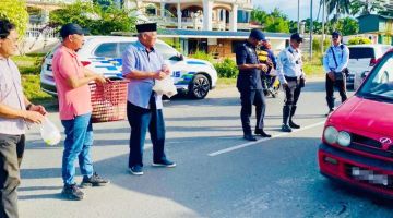 AGIH: Abdul Rashad turut turun padang mengagihkan Bubur Lambuk dengan pengguna jalan raya di sekitar Jalan Bubul.