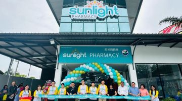 Sia (enam kanan), Pengarah Eksekutif Sunlight Pharmacy Sarawak Nellie Sia (empat kiri), Pengarah Sunlight Pharmacy Sibu Alvin Ng (lima kiri) serta yang lain memotong reben sebagai simbolik pembukaan gudang Sunlight Pharmacy di Lorong Ubah, Jalan Lanang di Sibu, hari ini.