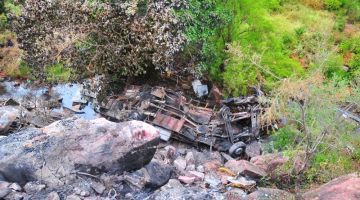 Gambar menunjukkan rangka bas yang terbabas dari jambatan dan terjunam ke dalam gaung, menyebabkan 45 orang maut di Limpopo pada Khamis. — Gambar AFP