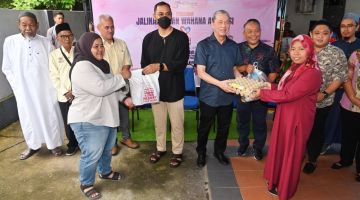 Fadillah nyuaka pemeri ngagai raban orang seranta di Surau Darul Naim, Kampung Gita Lama. - Gambar Penerangan