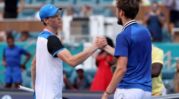 Sinner (kiri) berjabat tangan dengan Medvedev selepas tamat perlawanan di antara mereka berdua di separuh akhir Kejohanan ATP Terbuka Miami di Florida. — Gambar AFP