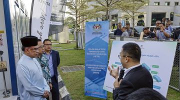 Anwar (kiri) mendengar penerangan berkenaan Unit Pengisian Semula Hidrogen Mudah Alih pada Majlis Demonstrasi Penggunaan 'Mobile Hydrogen Refueling Unit' Dan Kenderaan Toyota Mirai, di Kompleks C, Pusat Pentadbiran Kerajaan Persekutuan, Putrajaya, hari ini. Turut hadir Chang. - Gambar BERNAMA