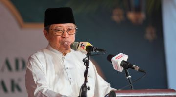 Abang Johari bejaku maya Majlis Berbuka Puasa MADANI 2024 di Masjid Al-Muttaqin, ditu kena Hari Enam nyin tadi. - Chimon Upon