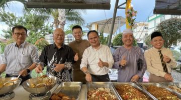 (Dari kiri) Sim, Minos, Lau, Gustian dan Mual (kanan) menghulurkan makanan dan menyantuni tetamu semasa majlis tersebut. 