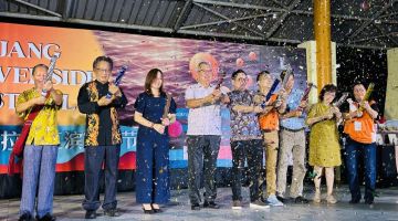 Tiang (lima kanan), Chen (empat kanan), Chairman SMC Clarence Ting (empat kiba) enggau bala bukai sama ngaga simbolik bejadi Festival Rejang Esplanade's di Rejang Esplanade's ditu, bedau lama ti udah.