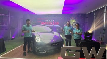 (Dari kiri) Anson bersama Pengarah Eksekutif YLH Autoworld Sdn Bhd Hong Boon Pau dan Pengarah Eksekutif YLH Autoworld Sdn Bhd Hong Siew Hua menunjukkan tanda bagus bagi kenderaan elektrik GWM Ora 07. 