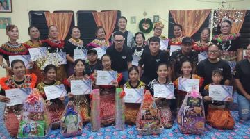 Peranak ke ngambi bagi ba kelas belajar ajat Iban begulai enggau temuai sereta kaban Teresang Dayak Sarawak ba pengerami nutup program nya.