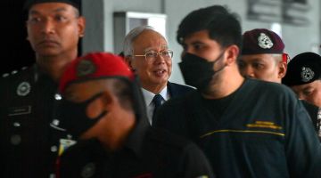 Najib (tengah) ketika hadir bagi prosiding sambung bicara kes penyelewengan dana 1MDB yang dihadapinya di Mahkamah Tinggi hari ini.-Gambar BERNAMA