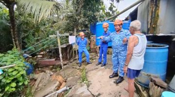 Anggota APM matau tanah tusur ti nyadi di Rumah Panjai Mandau Empenit kena Hari Dua.