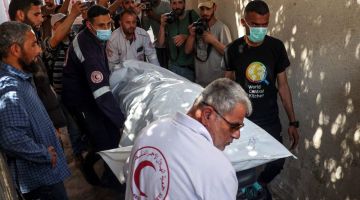 Mayat pekerja bantuan asing yang terbunuh dalam serangan udara Israel pada Isnin dibawa keluar dari rumah mayat di hospital di Rafah kelmarin. — Gambar AFP 