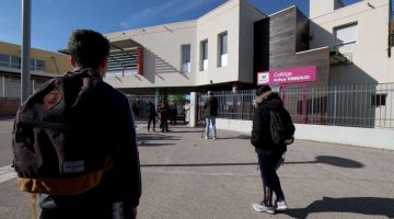 Pelajar tiba di College Arthur-Rimbaud, sehari selepas kejadian remaja 14 tahun dibelasah di luar sekolah. - Foto AFP