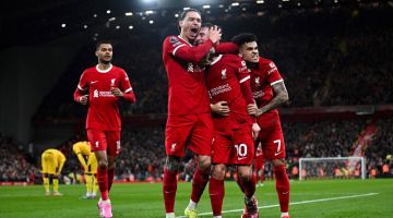 Pemain Liverpool meraikan gol jaringan Mac Allister (tengah) pada perlawanan Liga Perdana Inggeris menentang Sheffield Utd di Anfield, Liverpool. — Gambar AFP