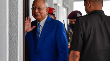 Najib ketika hadir bagi prosiding sambung bicara kes penyelewengan dana 1Malaysia Development Berhad (1MDB) yang dihadapinya di Mahkamah Tinggi semalam.-Gambar BERNAMA