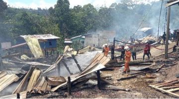 PADAM: Pasukan bomba menjalankan operasi memadam kebakaran di lokasi kejadian.