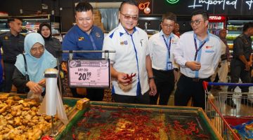 Matthew meratika rega barang ari baruh SHMMP Hari Raya Puasa 2024 di Emart, Matang. -Gambar Chimon Upon