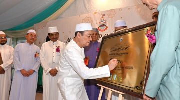 RASMI: Hajiji menandatangani plak perasmian Masjid Al-Falah pada Majlis Berbuka Puasa dan Perasmian Masjid Al-Falah Kepayan.