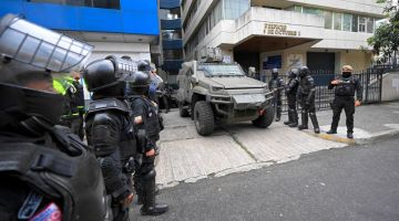 Pasukan keselamatan melakukan operasi keselamatan membawa keluar Jorge Glasdari Unit Delito Flagrante di Quito kelmarin.- Gambar AFP