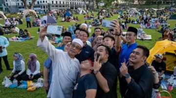 Abdul Karim berswafoto bersama-sama pengunjung yang menyertai program berkenaan. - Gambar Chimon Upon