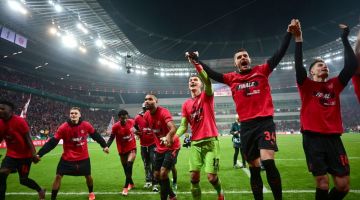 Pemain Bayer Leverkusen meraikan kejayaan mereka menumpaskan Duesseldorf 4-0 pada perlawanan Piala Jerman pada 3 April lalu. — Gambar AFP