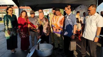 Penguang ngeluai bubur lambuk beserimbai enggau Program Sinar Ramadan di Dataran Waterfront Marudi bedau lama ti udah.