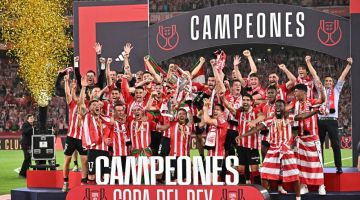 Pasukan Atheltic Bilbao meraikan kejayaan memenangi kejohanan Copa del Rey selepas menumpaskan Real Mallorca pada perlawanan final di Stadium La Cartuja di Sevilla. — Gambar AFP