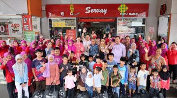 GEMBIRA: Isnin, Dexter dan Awang Kadin bergambar dengan sebahagian kanak-kanak diraikan pada `Shopping Raya' di Beaufort.