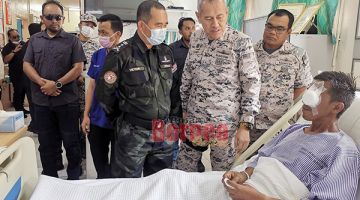 LAWAT: Hamid (kanan) dan Victor ketika melawat anggota Maritim Malaysia yang cedera di Hospital Tawau.