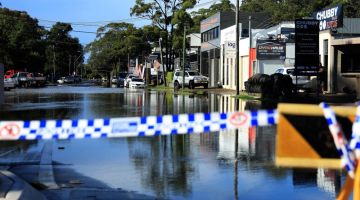 Gambar menunjukkan jalan raya ditenggelami banjir selepas hujan lebat melanda subbandar North Narrabeen di New South Wales pada Sabtu lepas. — Gambar AFP