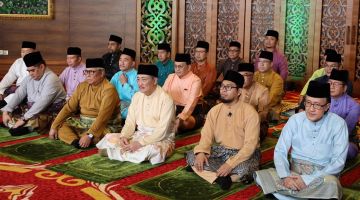 KEKALKAN PERPADUAN: Hajiji (tengah) bersama Speaker Dewan Undangan Negeri (DUN) Sabah, Datuk Kadzim M Yahya dan anggota jemaah menteri serta pegawai kanan kerajaan negeri semasa rakaman takbir Aidilfitri di Menara Kinabalu.