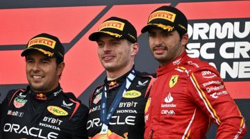 Verstappen meraikan kemenangan di atas podium bersama rakan sepasukan Perez (kiri) yang berada di tempat kedua dan Sainz Jr (kanan) di tempat ketiga sejurus tamat perlumbaan Formula Satu Grand Prix Jepun di litar Suzuka, kelmarin. — Gambar AFP