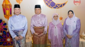 Fadillah disempulang bini iya Datin Seri Ruziah Mohd Tahir ngabang Hari Raya Aidilfitri ngagai Abang Johari enggau bini iya, Puan Sri Datuk Amar Juma’ani Tun Tuanku Bujang, di BCCK ditu, sehari tu. - Gambar Chimon Upon 