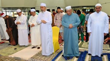 TANGGUNGJAWAB: Juhar, Hajiji serta para pemimpin yang lain menunaikan solat sunat Aidilfitri di Masjid Negeri.