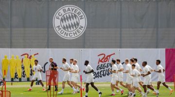 Pasukan Bayern Munich sedang menjalani sesi latihan menjelang perlawanan suku akhir Liga Juara-Juara pusingan pertama menentang Arsenal. — Gambar AFP