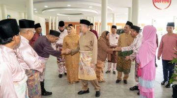 Sharifah Hasidah nerima penatai Fadillah ti datai ngabang Hari Raya ngagai iya ti diatur ba Wisma SABATI ditu, sehari tu. - Gambar Chimon Upon