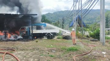 PADAM: Pasukan bomba semasa menjalankan operasi memadam kebakaran.