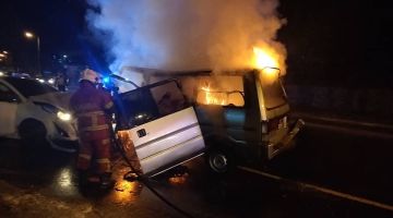 KEMALANGAN: Pasukan bomba menjalankan operasi menyelamat di lokasi kejadian.