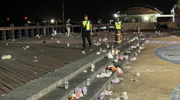 SAMPAH: Sisa sampah yang ditinggalkan pengunjung di Segama Waterfront